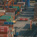 Perbandingan 3PL vs 4PL terlihat dari aktivitas bongkar muat kontainer logistik di pelabuhan
