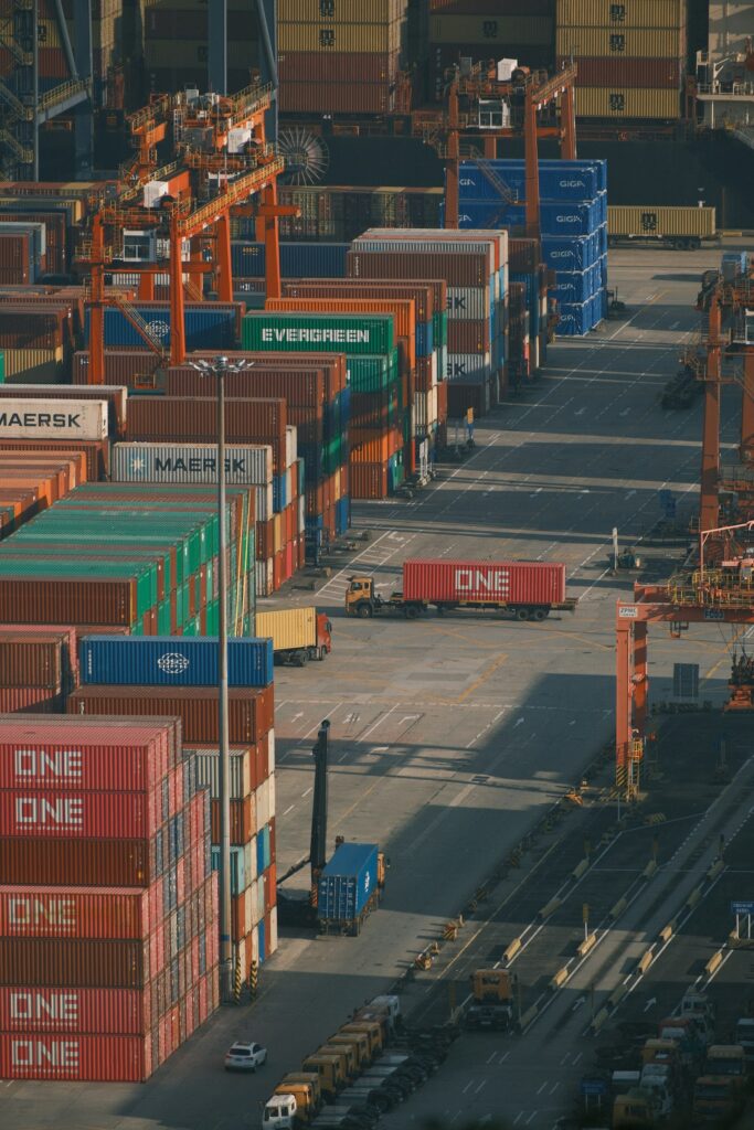Perbandingan 3PL vs 4PL terlihat dari aktivitas bongkar muat kontainer logistik di pelabuhan