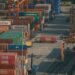 Perbandingan 3PL vs 4PL terlihat dari aktivitas bongkar muat kontainer logistik di pelabuhan