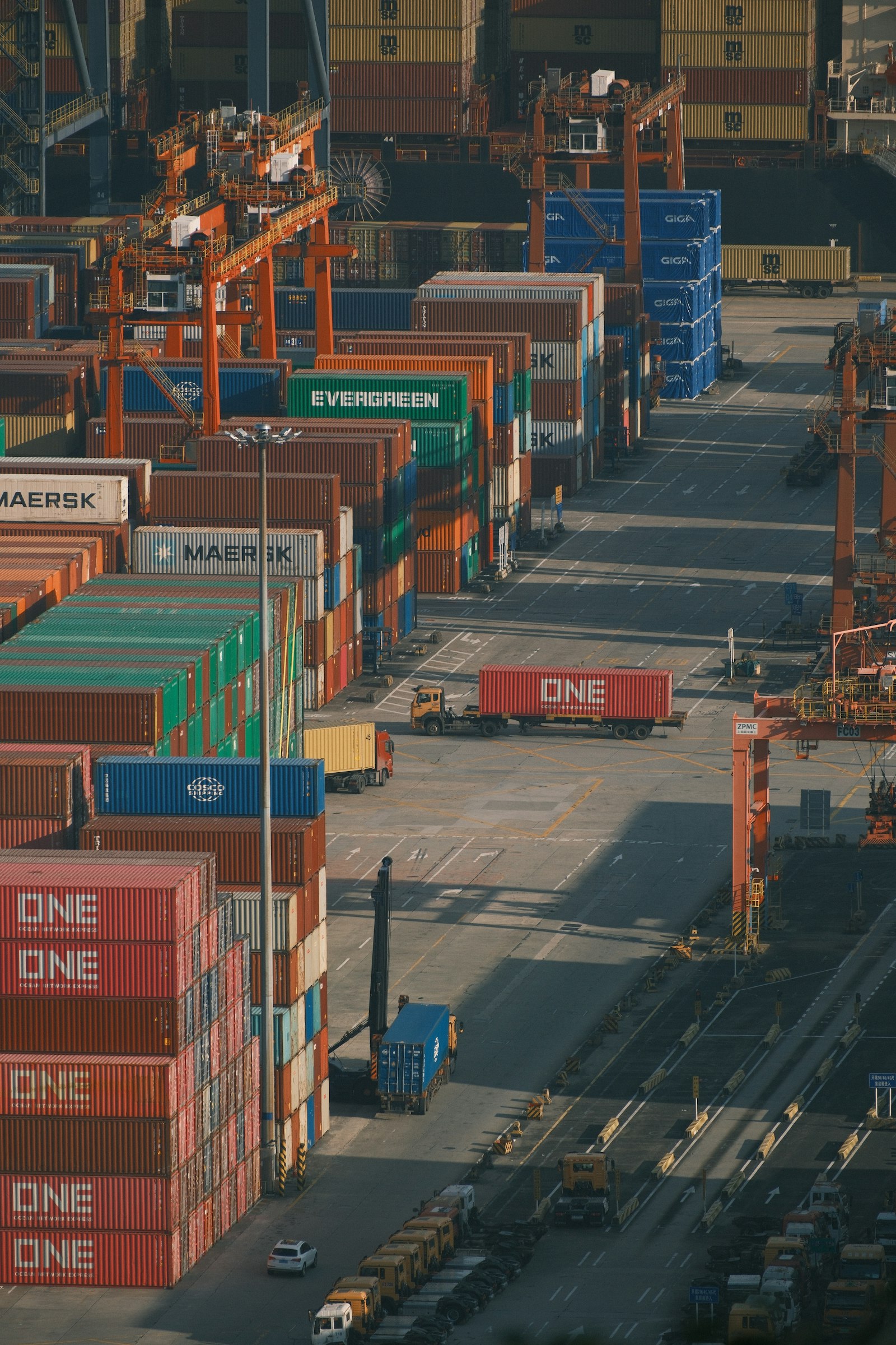 Perbandingan 3PL vs 4PL terlihat dari aktivitas bongkar muat kontainer logistik di pelabuhan