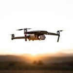 Drone logistik terbang membawa paket untuk pengiriman cepat di Indonesia