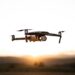 Drone logistik terbang membawa paket untuk pengiriman cepat di Indonesia