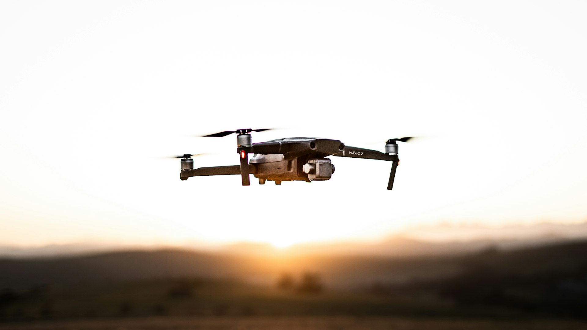 Drone logistik terbang membawa paket untuk pengiriman cepat di Indonesia