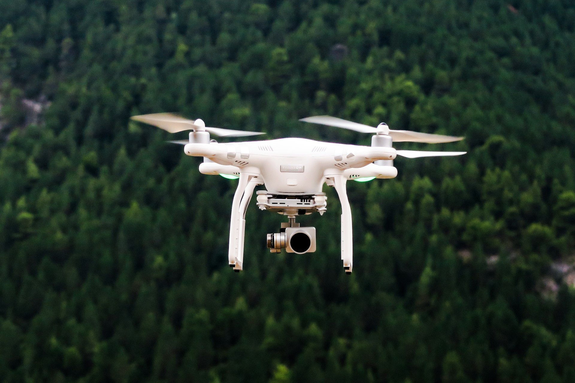 Drone terbang di udara sebagai bagian dari teknologi transportasi logistik masa depan