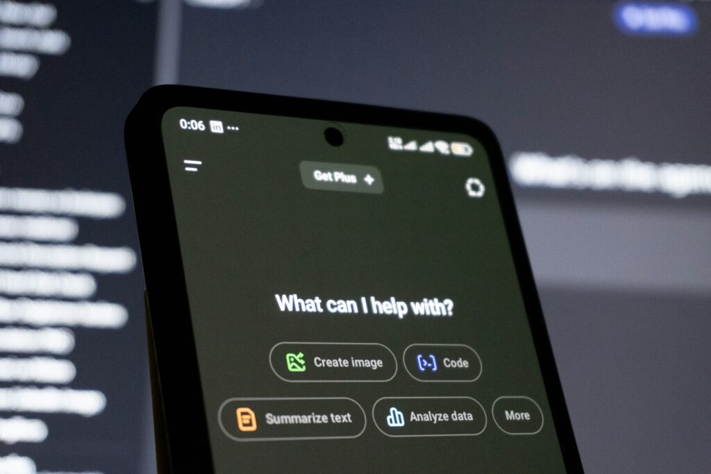 Chatbot AI customer service logistik menjawab pertanyaan status pengiriman di layar smartphone