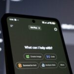 Chatbot AI customer service logistik menjawab pertanyaan status pengiriman di layar smartphone