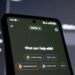 Chatbot AI customer service logistik menjawab pertanyaan status pengiriman di layar smartphone