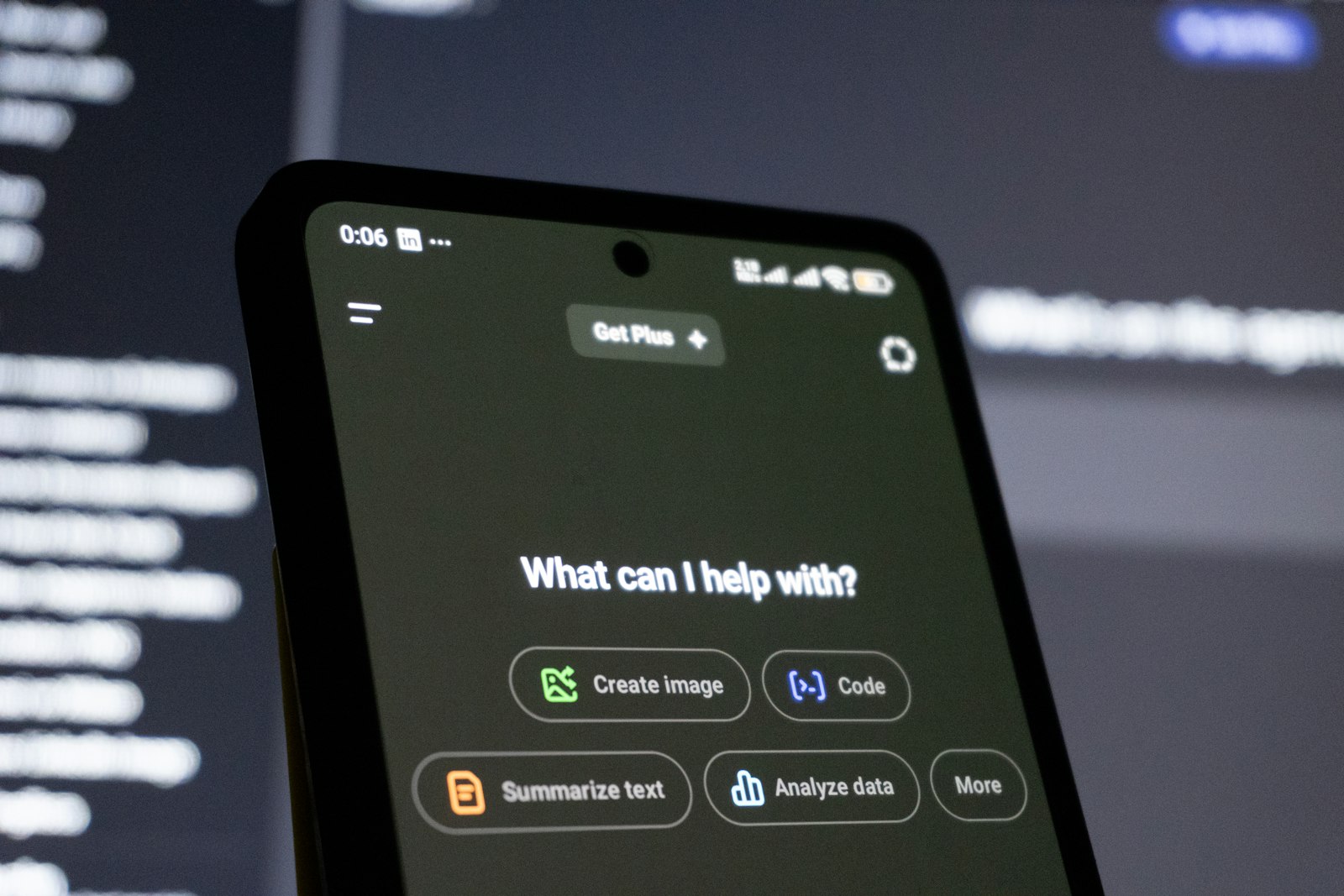 Chatbot AI customer service logistik menjawab pertanyaan status pengiriman di layar smartphone