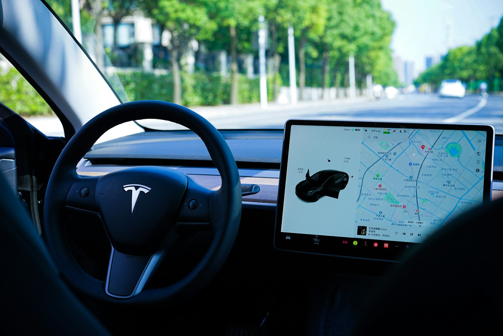 Dashboard perangkat GPS navigasi di kabin kendaraan untuk sistem pelacakan armada
