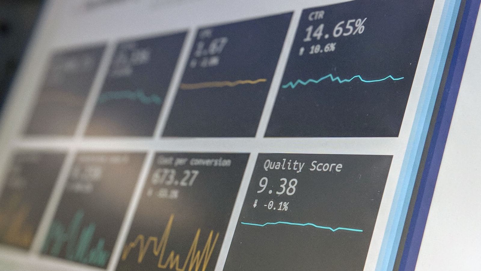 Dashboard monitoring data real-time yang mendukung simulasi digital twin logistik di gudang