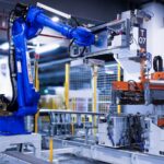 Ilustrasi teknologi otomasi dan digital twin logistik pada proses gudang modern