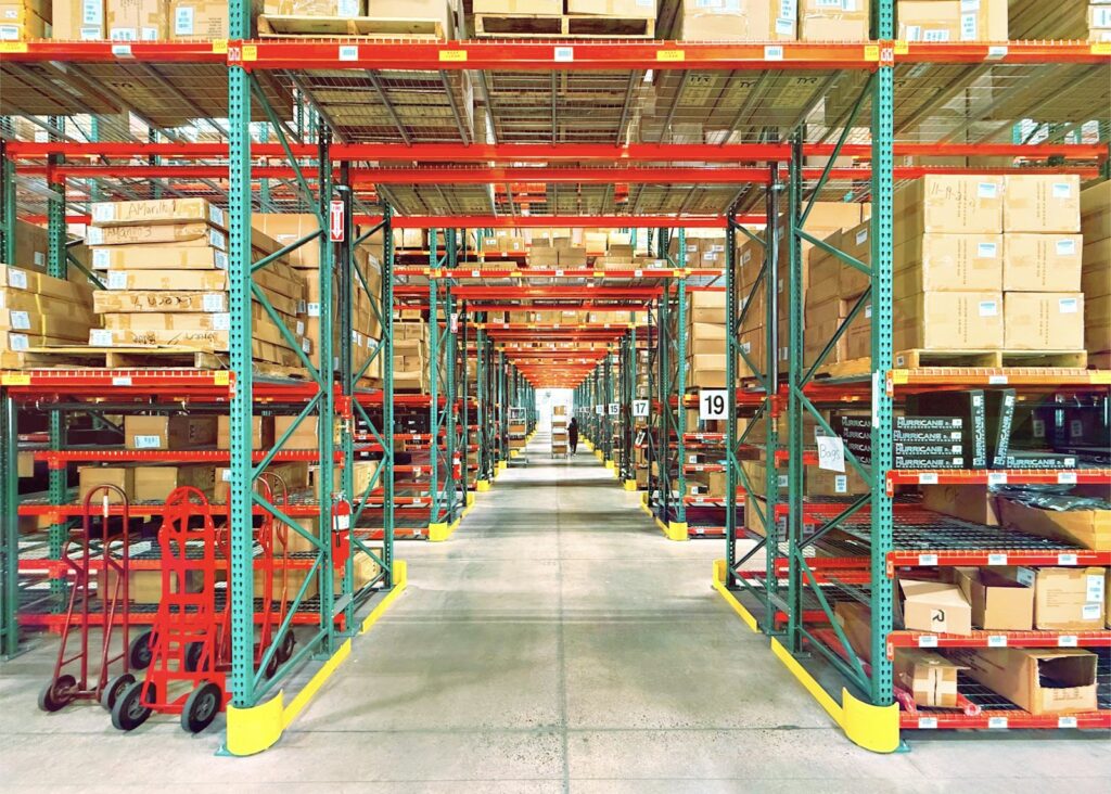 RFID vs Barcode untuk gudang logistik: rak penyimpanan modern siap tracking inventori