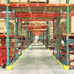 RFID vs Barcode untuk gudang logistik: rak penyimpanan modern siap tracking inventori