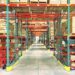 RFID vs Barcode untuk gudang logistik: rak penyimpanan modern siap tracking inventori