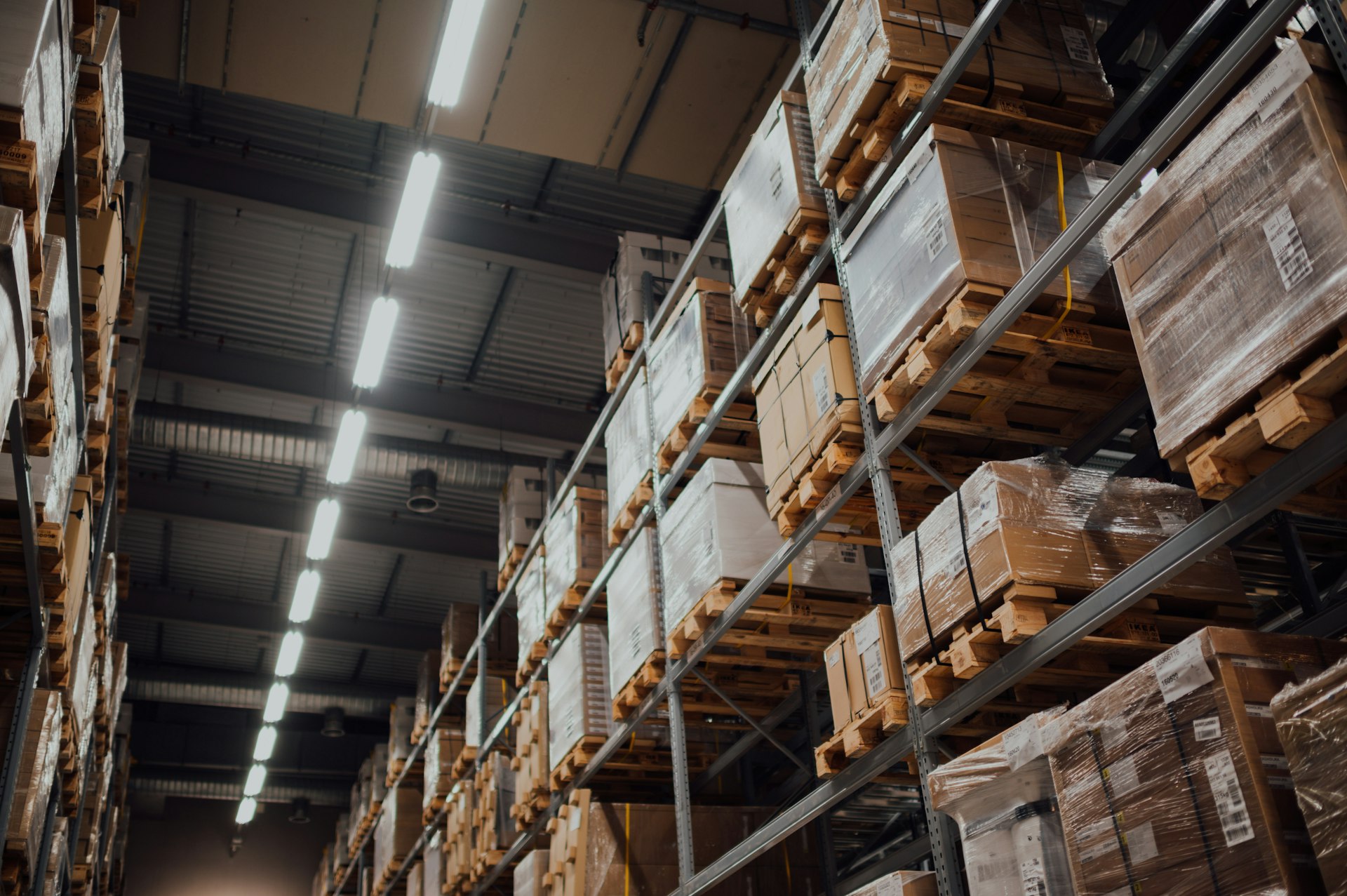 Petugas memeriksa stok produk di rak gudang cold storage yang terhubung sistem monitoring digital