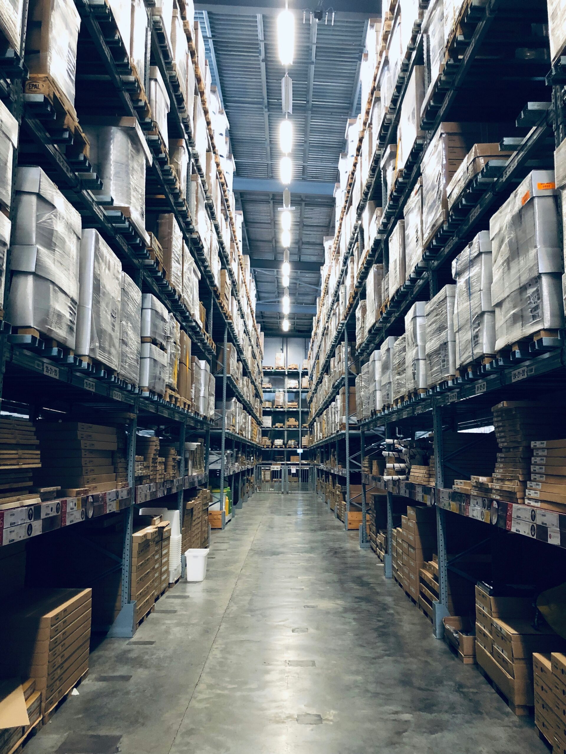 Gudang logistik modern yang mengandalkan sistem digital untuk operasional harian