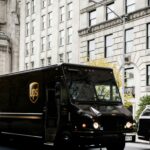 Truk pengiriman logistik di jalan kota sebagai ilustrasi optimasi last mile delivery dengan AI