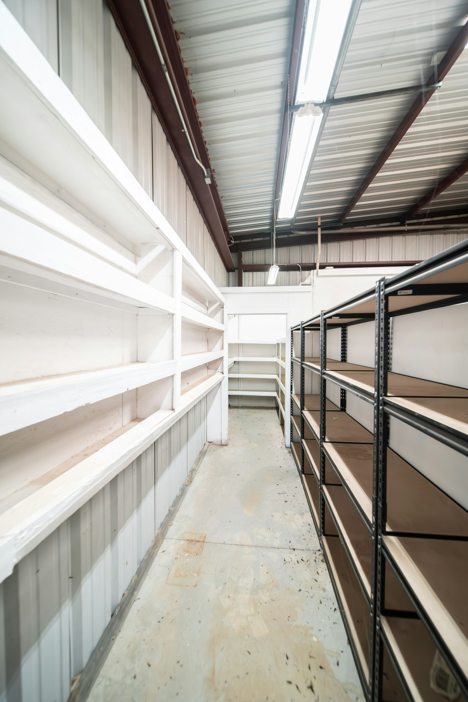 Rak penyimpanan barang di dalam fasilitas micro-fulfillment center untuk logistik e-commerce