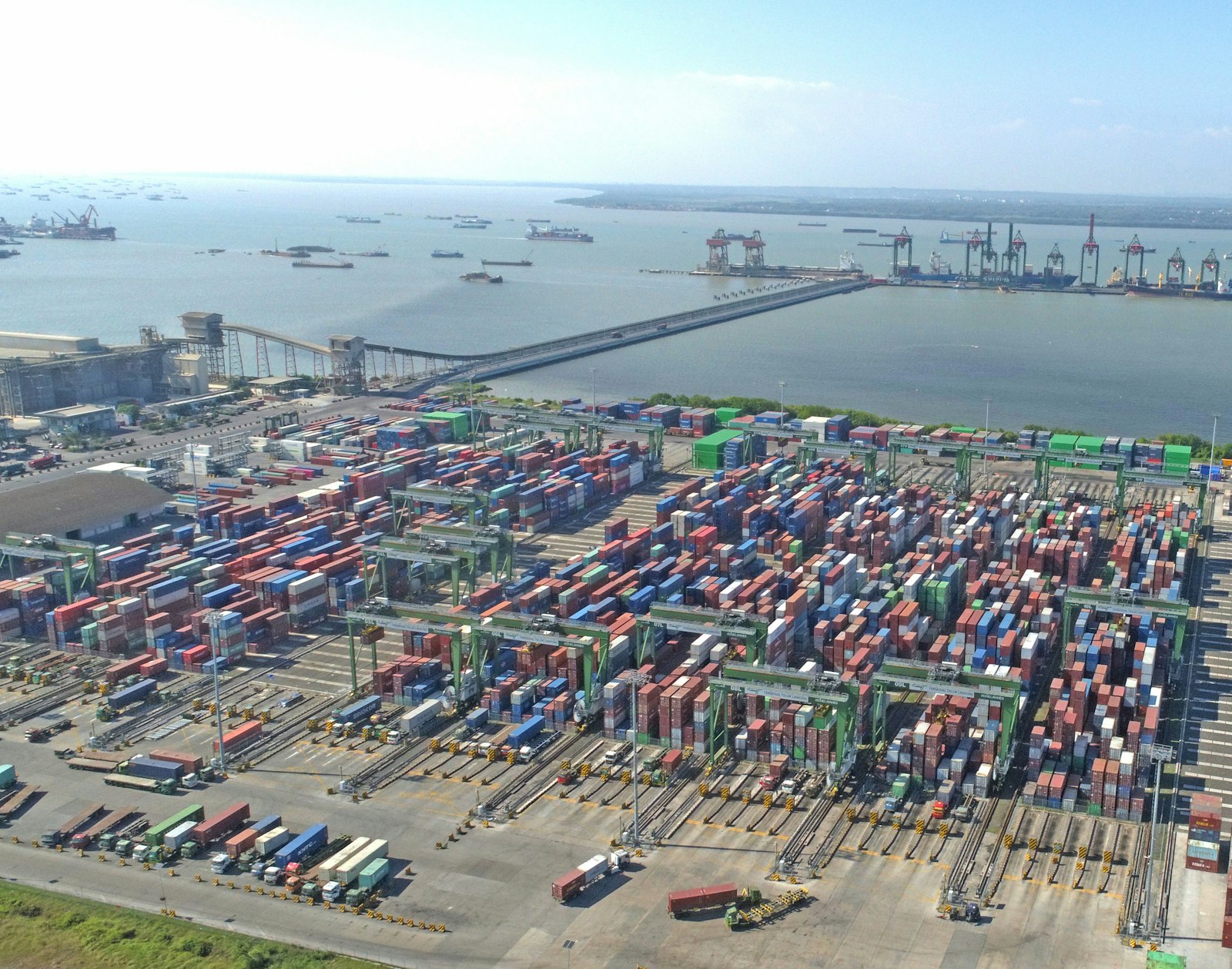 Pemandangan udara pelabuhan logistik menggambarkan visibilitas rantai pasok yang didukung teknologi TMS dan control tower