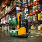AI computer vision gudang logistik memantau pekerja forklift untuk keselamatan kerja