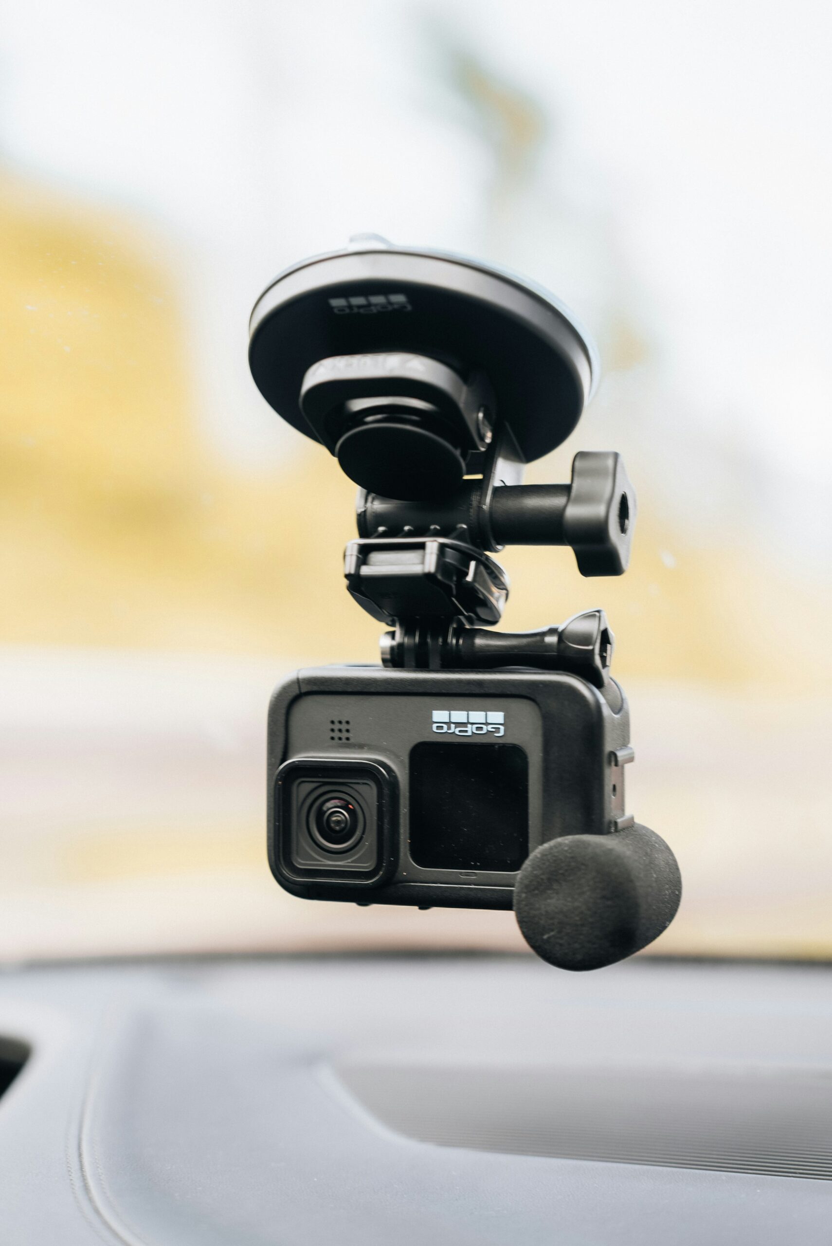Dashcam AI terpasang di dashboard kendaraan untuk memantau kondisi pengemudi secara real-time