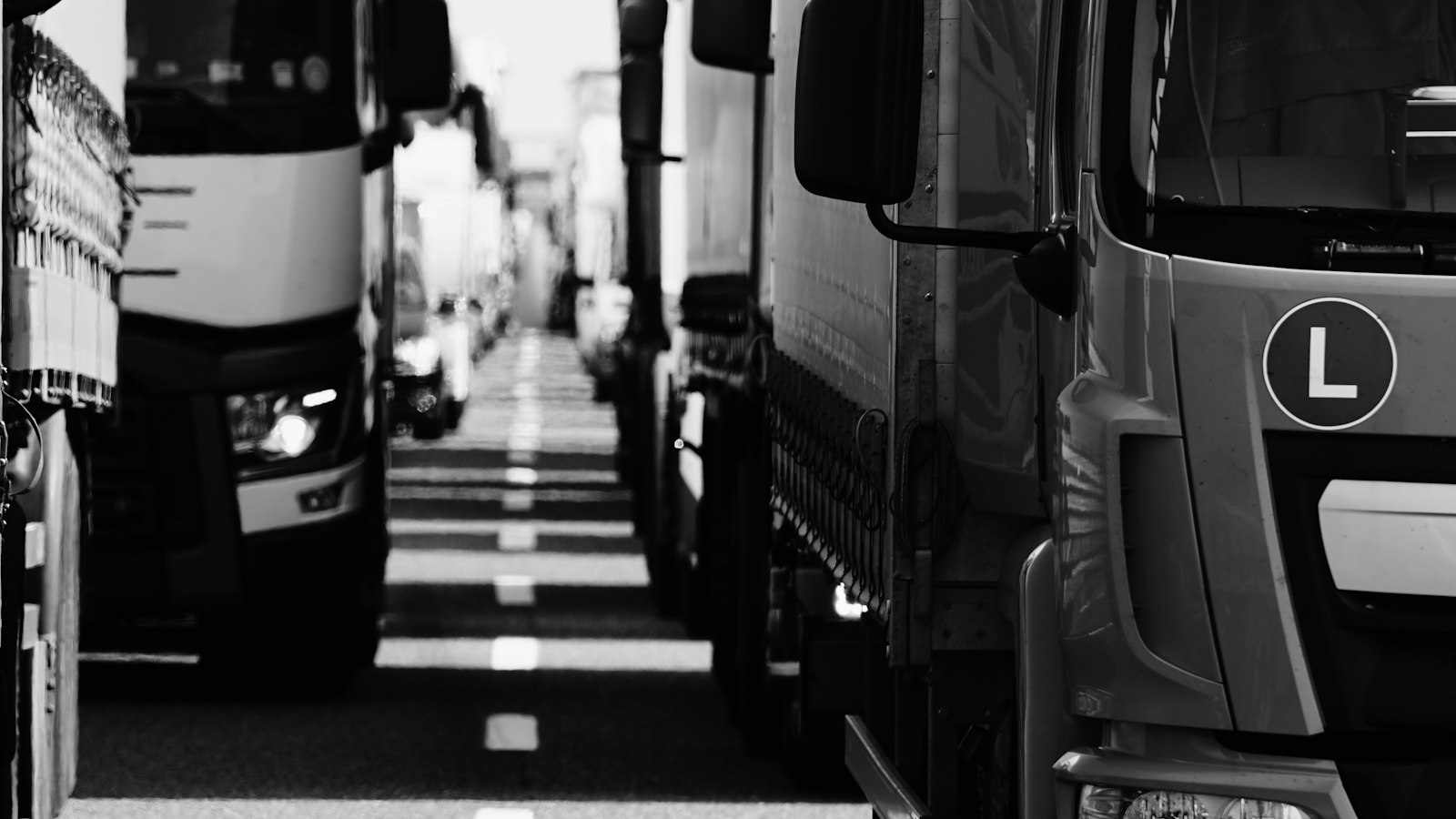 Antrean truk logistik di jalan tol yang dapat dipantau dengan sistem IoT fuel monitoring real-time