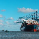 Kapal kontainer kargo yang menggunakan Electronic Bill of Lading untuk dokumen pengiriman ekspor impor