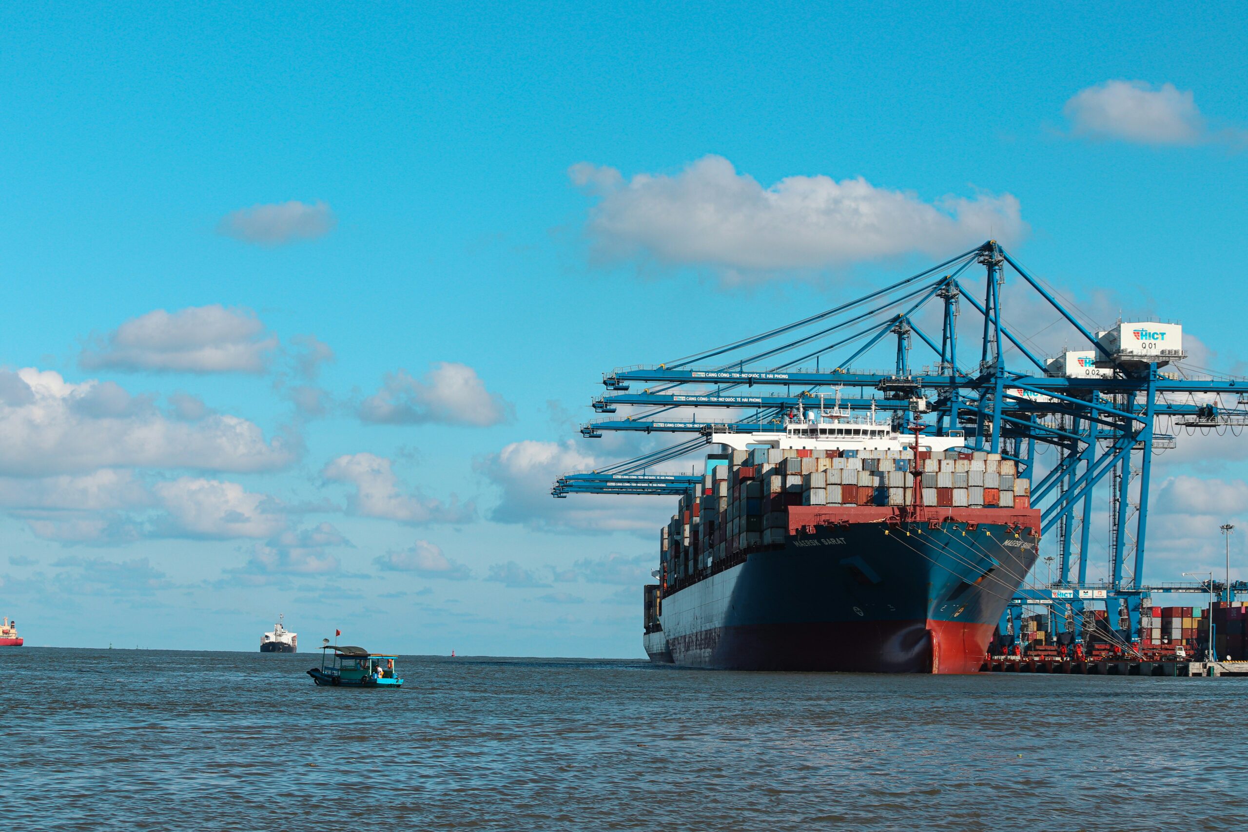 Kapal kontainer kargo yang menggunakan Electronic Bill of Lading untuk dokumen pengiriman ekspor impor