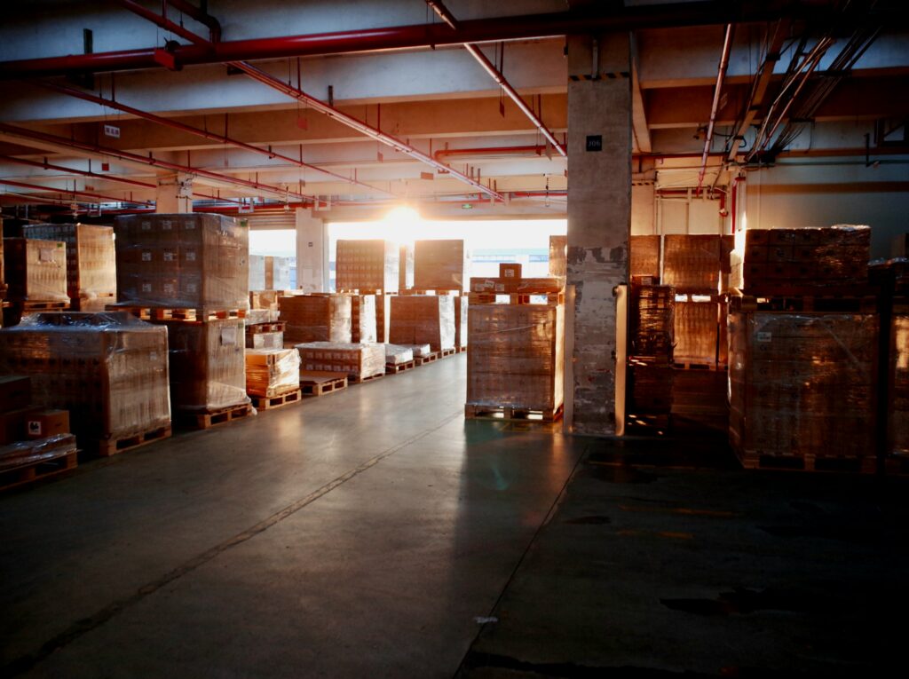 Cross-docking di gudang logistik untuk distribusi barang lebih cepat