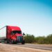Truk logistik di jalan raya yang dicocokkan otomatis lewat sistem digital freight matching