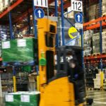 Digitalisasi logistik Indonesia lewat otomasi gudang dan forklift modern di fasilitas distribusi