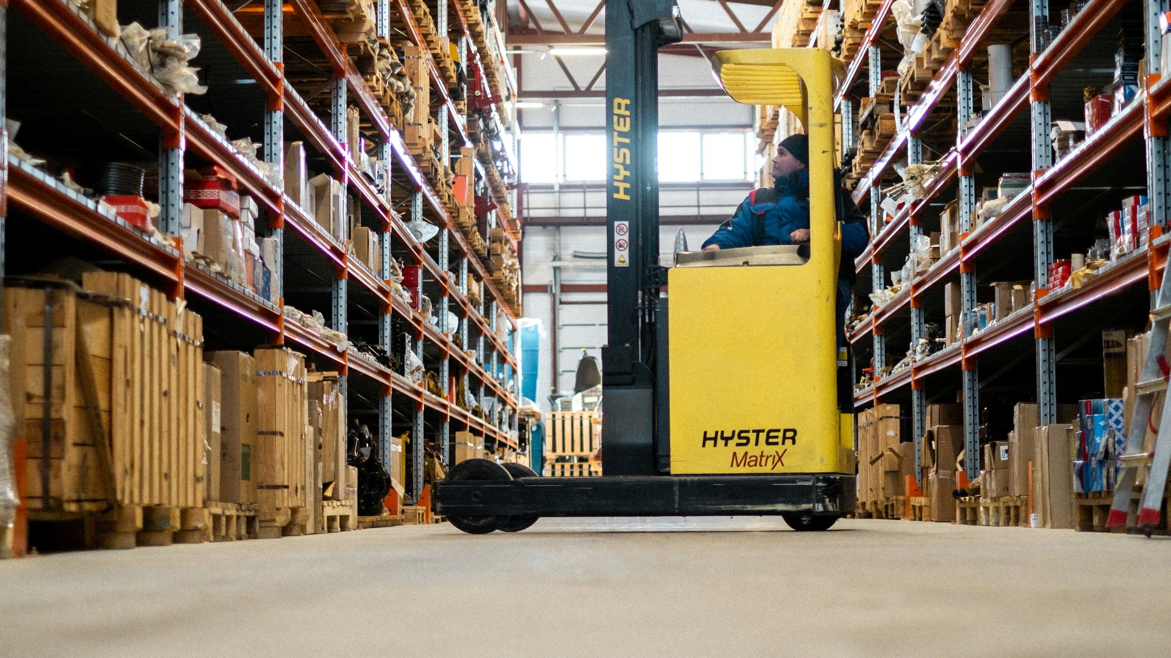 Forklift beroperasi di gudang logistik modern yang mendukung digitalisasi rantai pasok