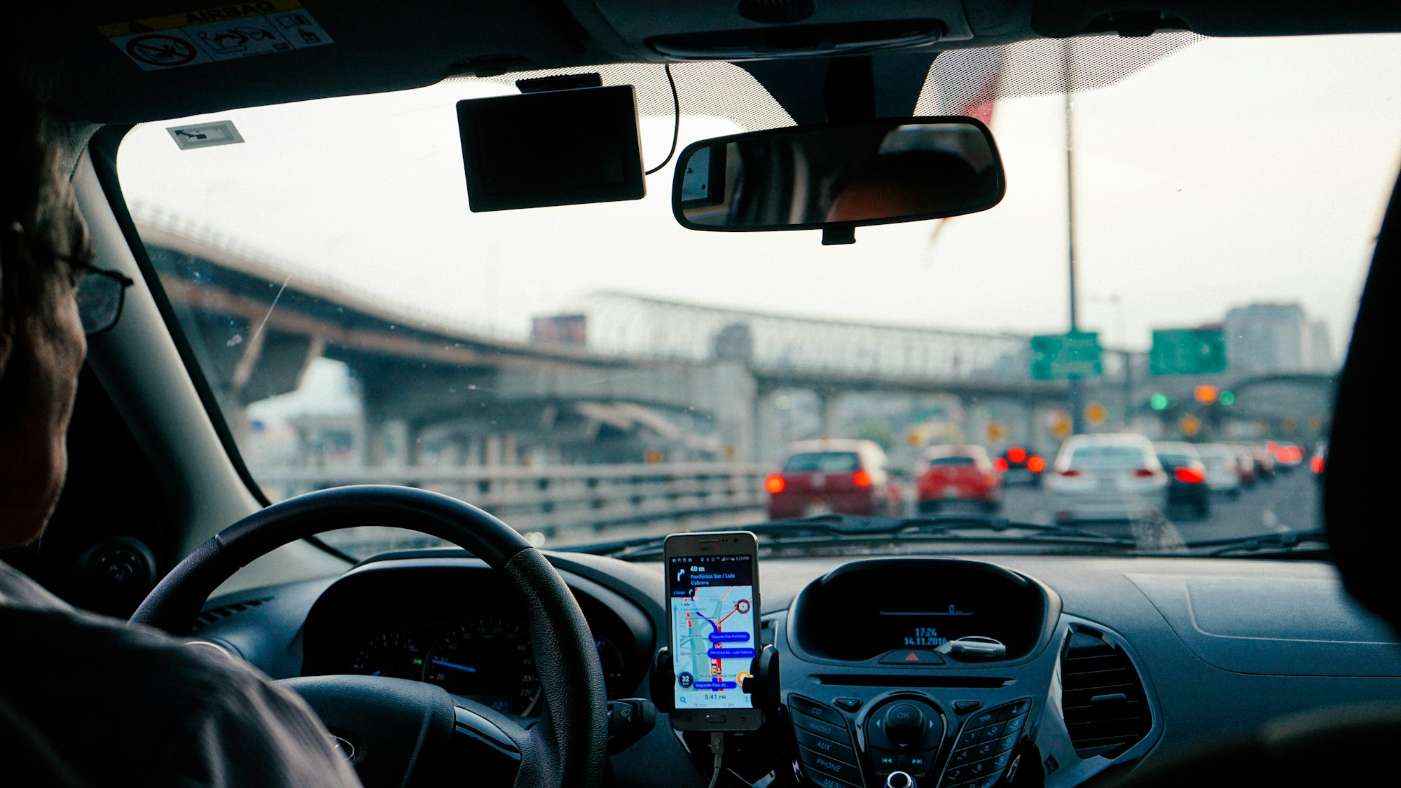 Sopir truk logistik menggunakan GPS navigation untuk mendukung optimasi rute real-time