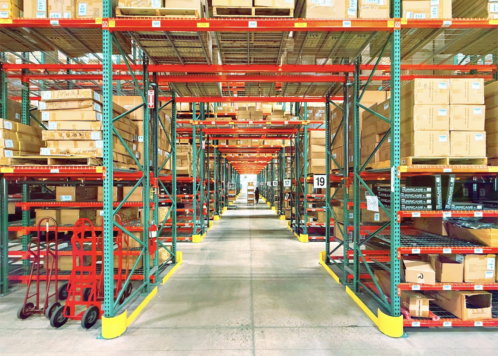 Interior gudang logistik modern dengan rak penyimpanan barang