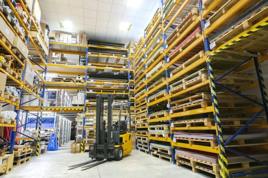 IoT asset tracking pada pallet dan kontainer di gudang logistik