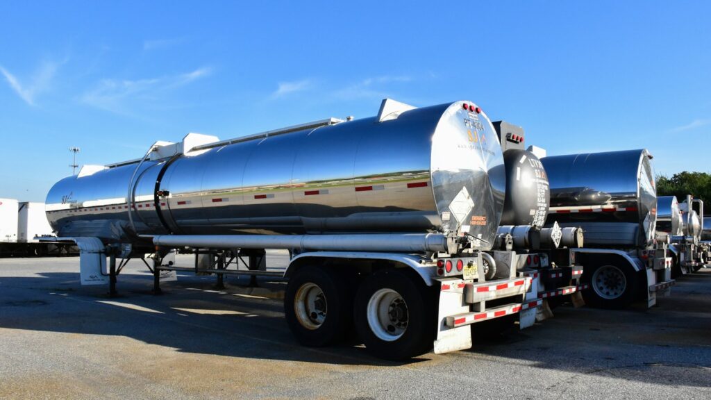 IoT fuel monitoring armada logistik: truk tangki BBM di jalan raya