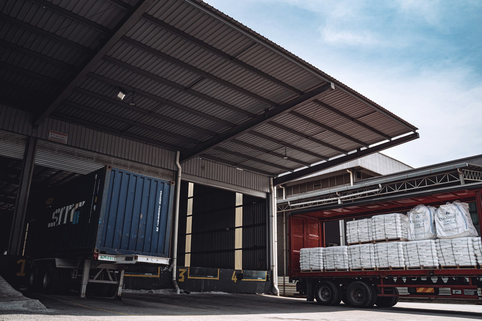 Load optimization software mengoptimalkan proses pemuatan barang ke truk logistik