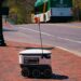 Robot pengantar otonom melintasi trotoar kampus untuk mengantarkan paket last-mile delivery