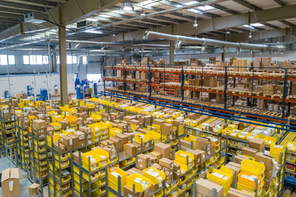 Interior gudang logistik modern yang siap menerapkan smart glasses gudang logistik untuk proses picking barang