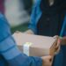 Kurir menyerahkan paket sebelum proses pengambilan lewat smart parcel locker untuk last-mile delivery