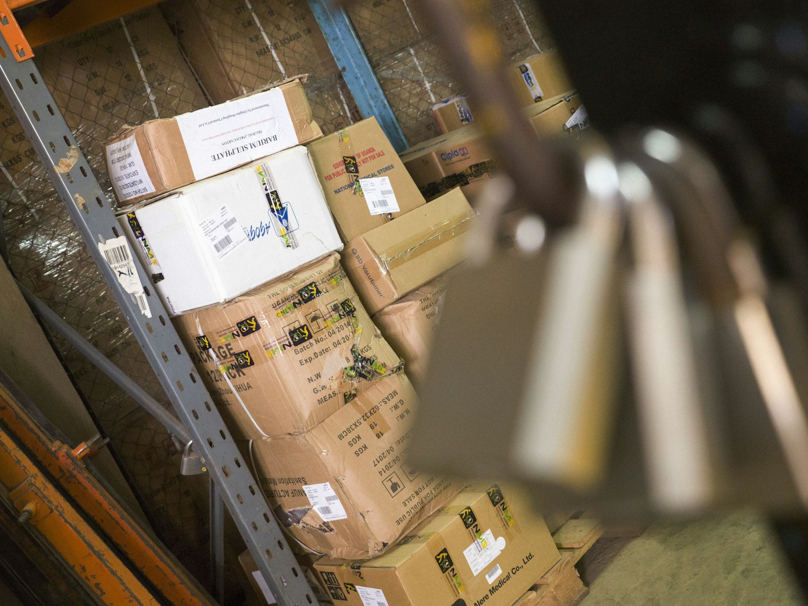 Tumpukan kardus dan bahan kemasan di gudang logistik hasil rekomendasi software cartonization