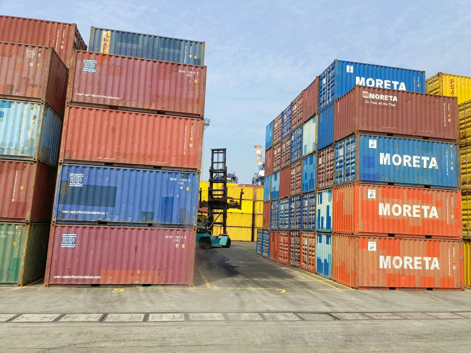 Terminal peti kemas yang memanfaatkan load optimization software untuk efisiensi ruang kontainer
