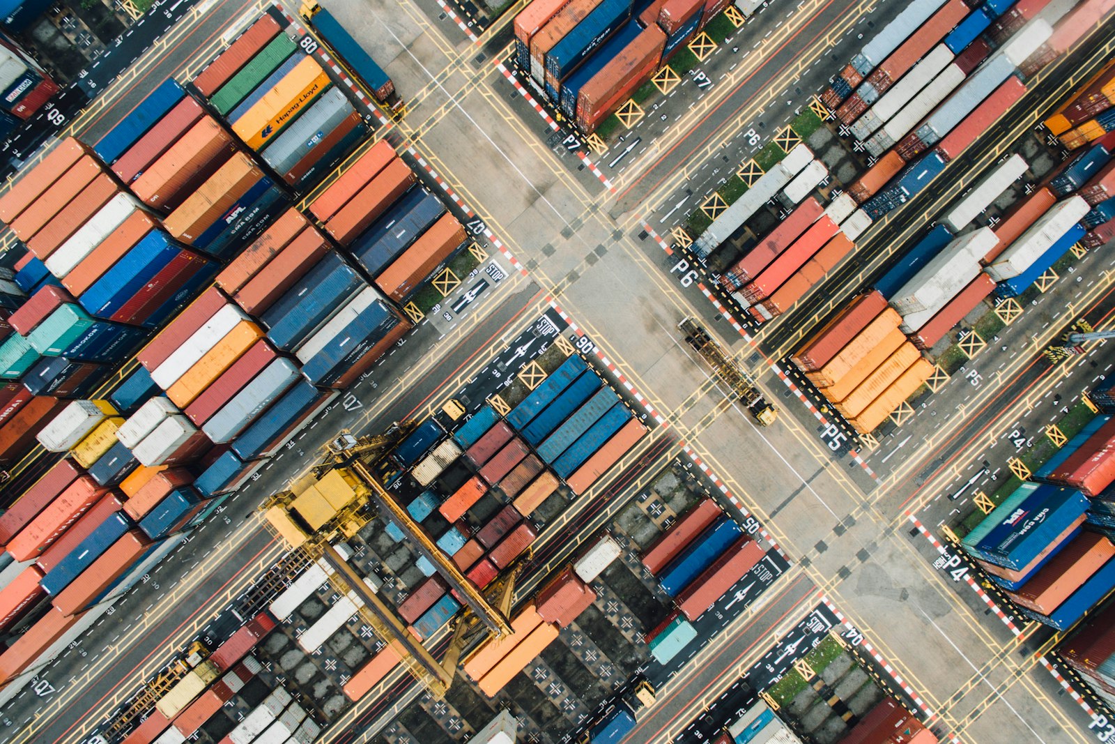 Area kontainer pelabuhan logistik dilihat dari udara