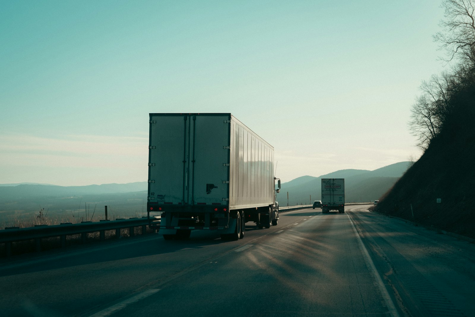 Armada truk logistik di jalan tol yang datanya dipakai untuk asuransi armada berbasis telematika
