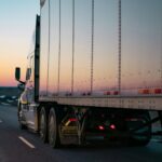 Transportation Management System TMS - truk logistik melaju di jalan raya