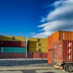 Yard Management System: truk logistik di area yard pergudangan Indonesia
