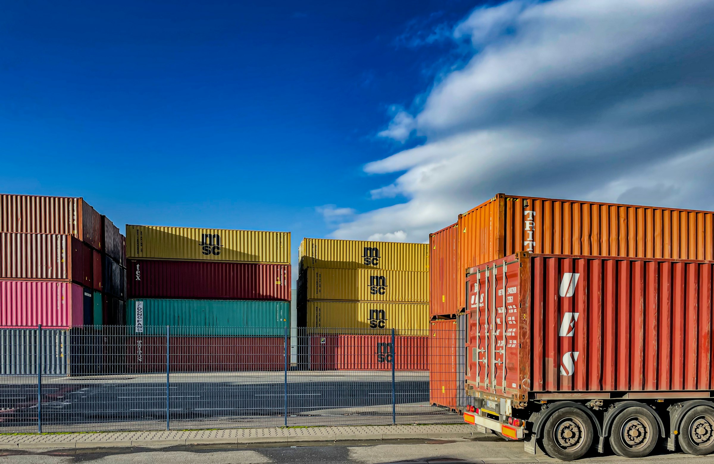Yard Management System: truk logistik di area yard pergudangan Indonesia