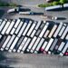 Armada truk pemasok yang mengantarkan stok dalam program Vendor Managed Inventory (VMI) ke gudang pembeli